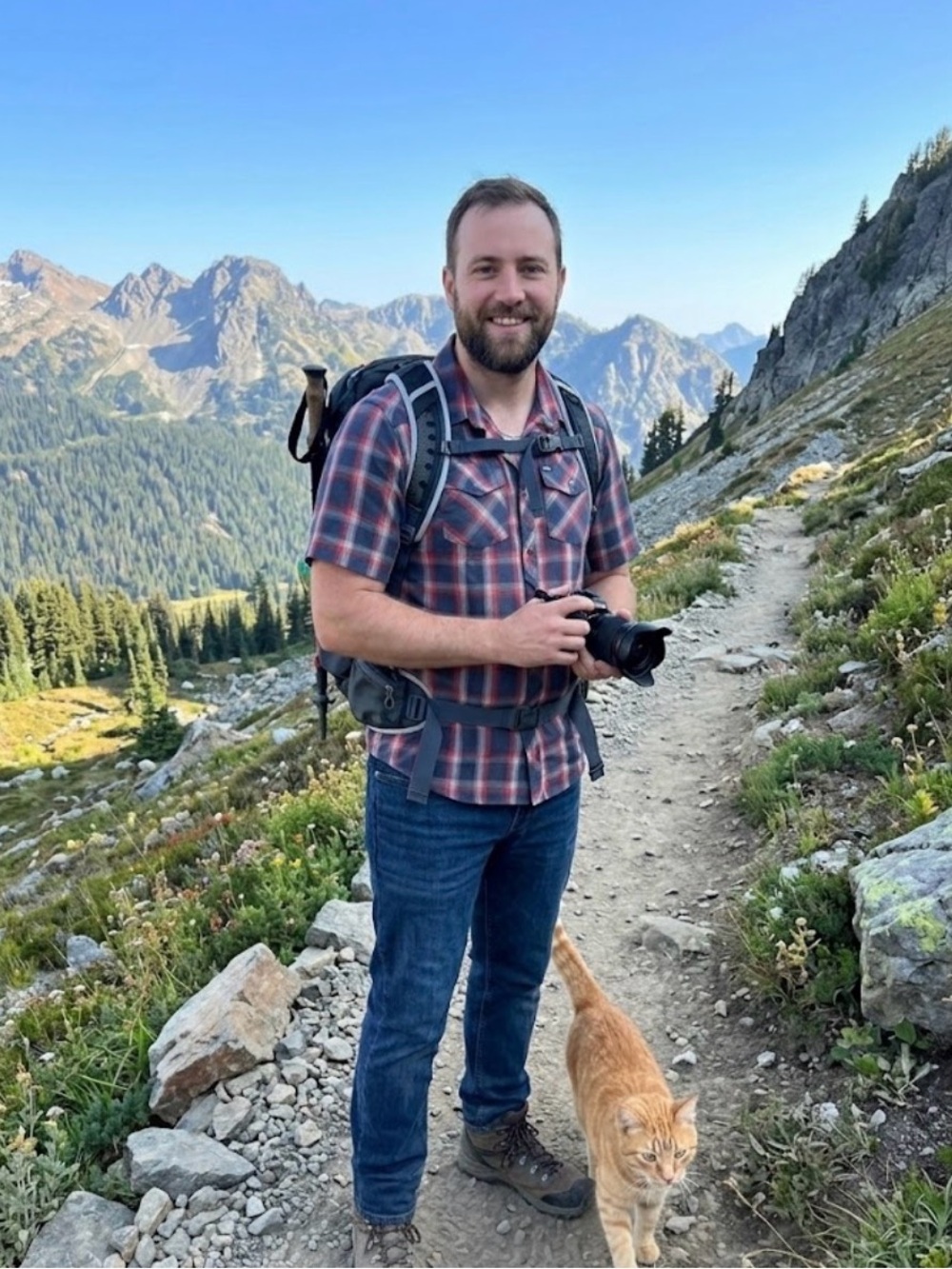 Plaid Short-Sleeve Hiker Shirt in Navy and Red